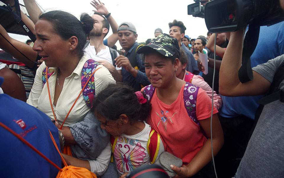 Οι μεξικανικές αρχές άνοιξαν τα σύνορα σε γυναίκες και παιδιά που είναι στο «καραβάνι» των μεταναστών