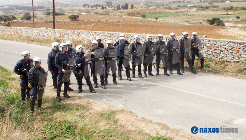 Eπεισόδια μεταξύ αγροτοκτηνοτρόφων και ΜΑΤ στη Νάξο για το νερό (Photos+Video)