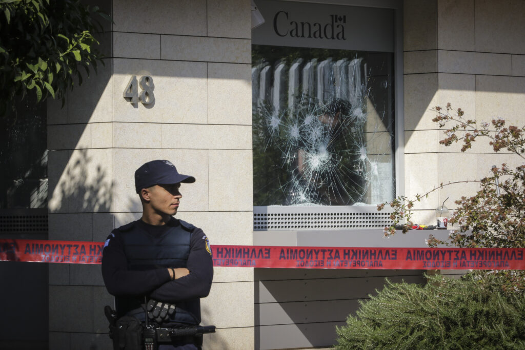 Ο Ρουβίκωνας ανέλαβε την ευθύνη για την επίθεση στην πρεσβεία του Καναδά (Photos+Video)
