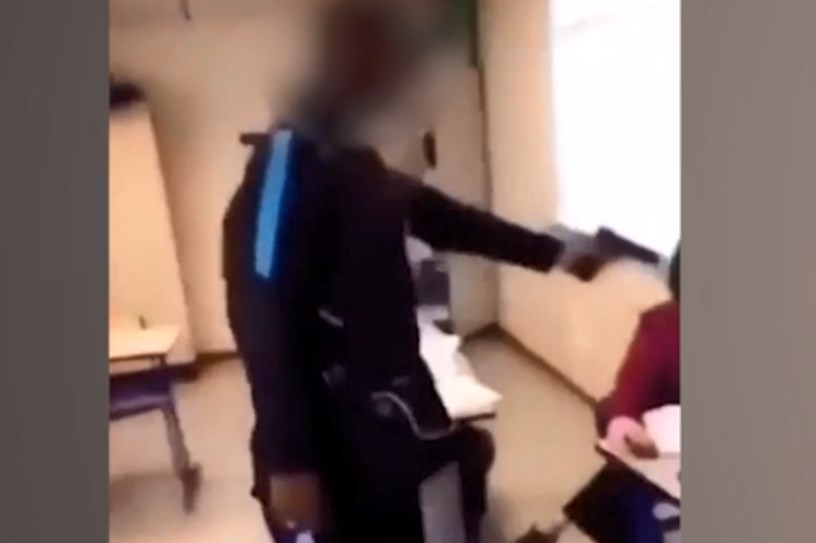 Γαλλία: 15χρονος μαθητής σημαδεύει με όπλο την καθηγήτρια του, στην τάξη