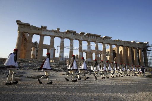 La Tribune: Οι Βρυξέλλες δεν κόβουν τις συντάξεις στην Ελλάδα