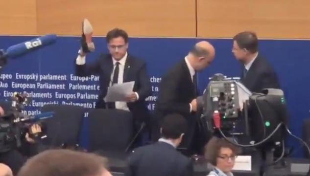 Απίστευτο: Ιταλός ευρωβουλευτής πήρε τις σημειώσεις Μοσκοβισί κι άρχισε να τις… πατάει με το παπούτσι του (Video)