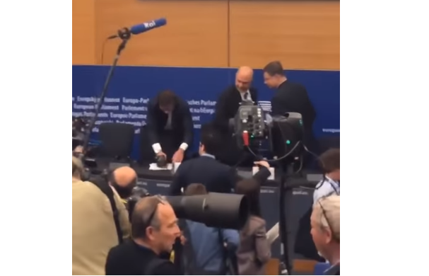 Η απάντηση του Μοσκοβισί μετά το σόου του Ιταλού ευρωβουλευτή με το παπούτσι «made in Italy»