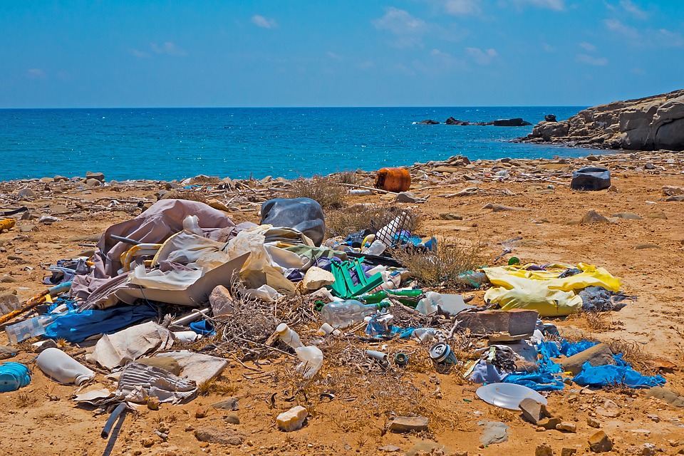 Απαγόρευση πλαστικών μιας χρήσης σε θάλασσες και ακτές