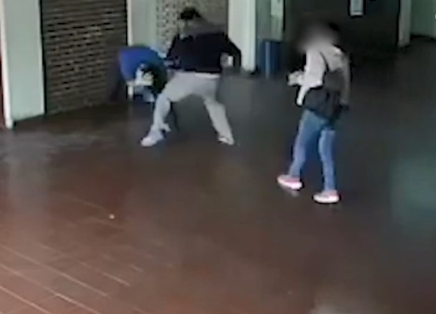 Έξαλλος πατέρας ρίχνει 22 γροθιές σε 15 δευτερόλεπτα σε δάσκαλο που κακοποιούσε την κόρη του (Video)