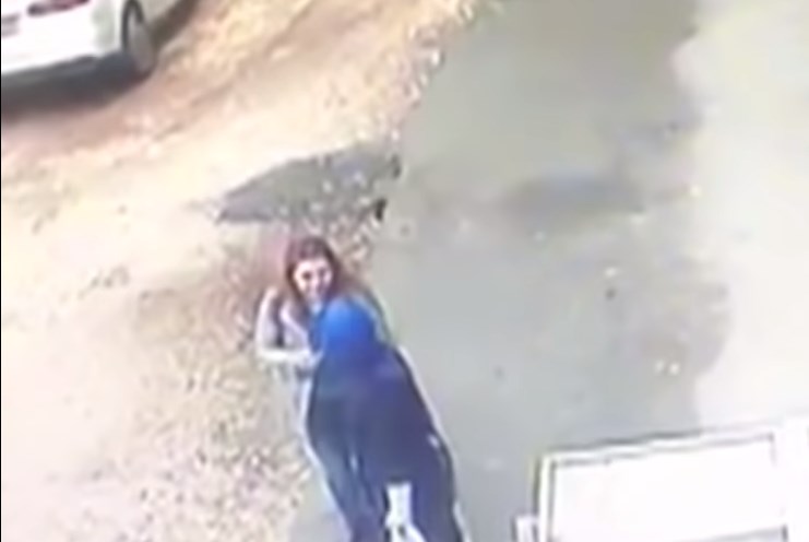 Ανατριχιαστικό βίντεο:  «Ανοίγει» ο δρόμος και «καταπίνει» δύο γυναίκες