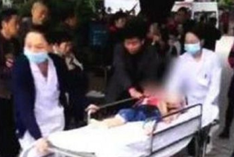 Κίνα: Μακελειό σε νηπιαγωγείο – Γυναίκα εισέβαλε στο προαύλιο και μαχαίρωσε τα παιδιά (Photos – Video)
