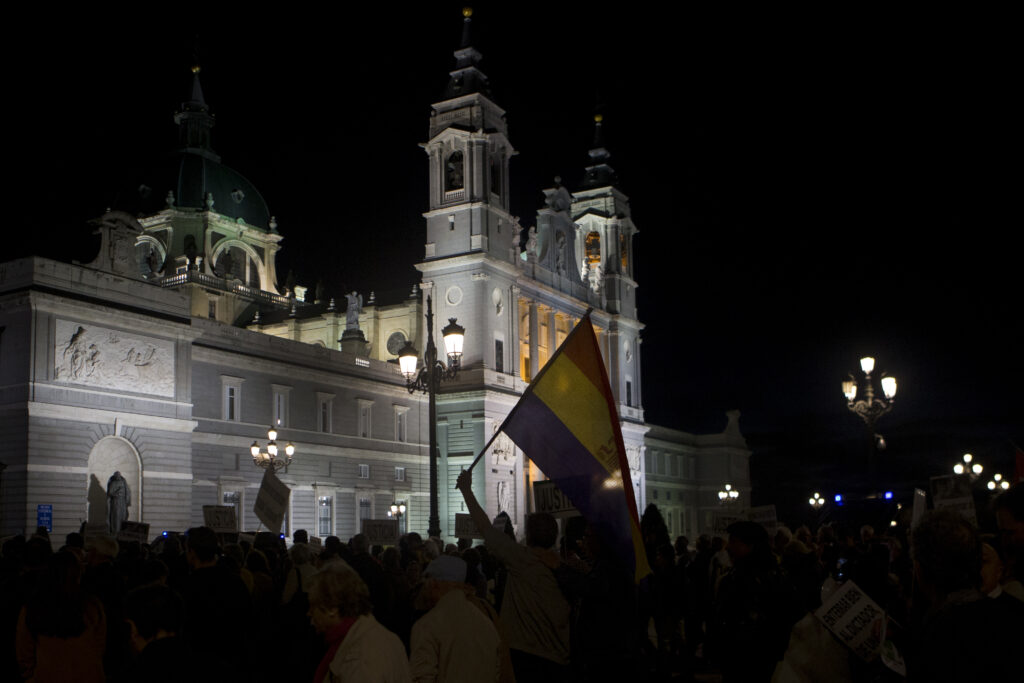 Μαδρίτη: Μεγάλη διαδήλωση έξω από τον καθεδρικό της Αλμουδένα κατά της ταφής του Φράνκο (Photos – Video)