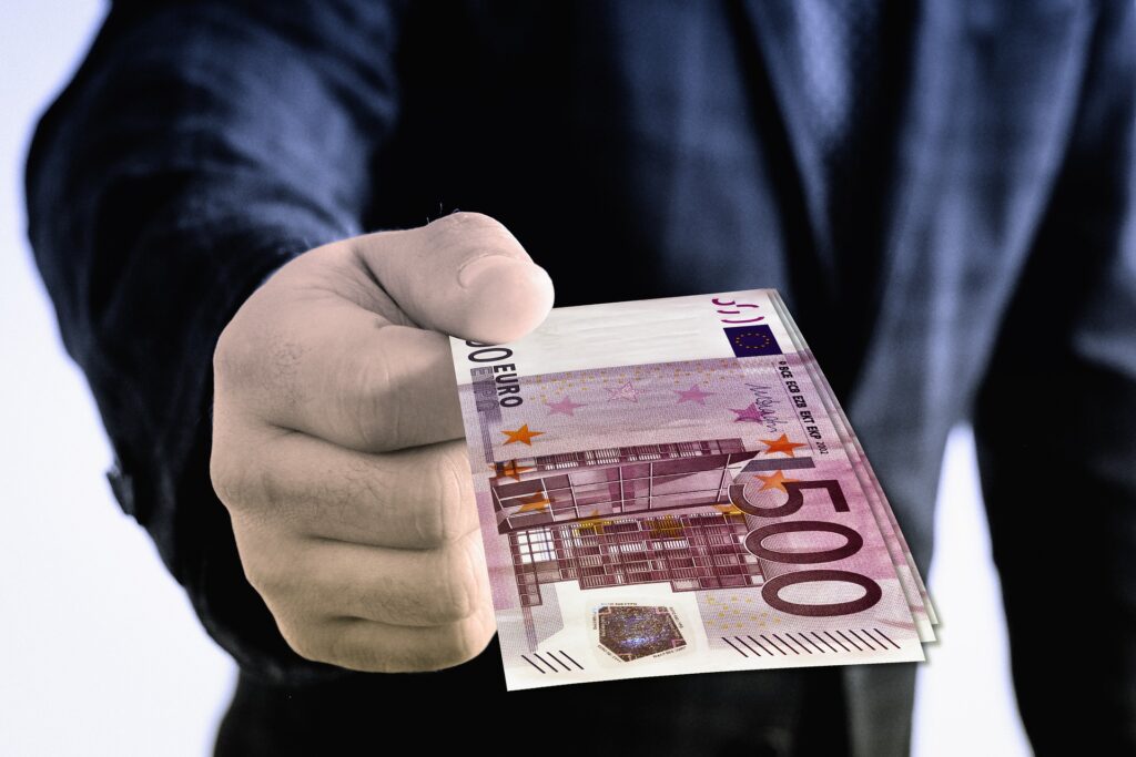 Αυτά είναι τα 5 επαγγέλματα με μισθούς πάνω από 1.100 ευρώ (Πίνακες)