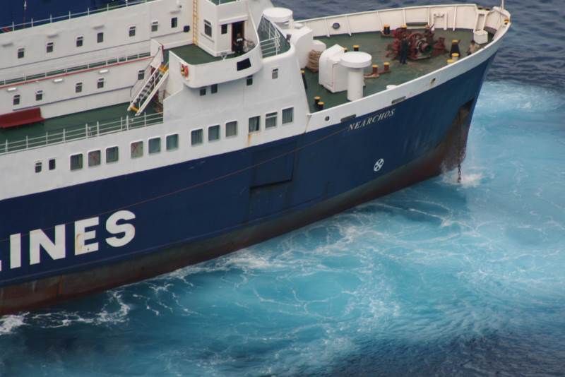 Το φορτηγό πλοίο «Νέαρχος» προσάραξε στη νησίδα Νέα Καμένη της Σαντορίνης
