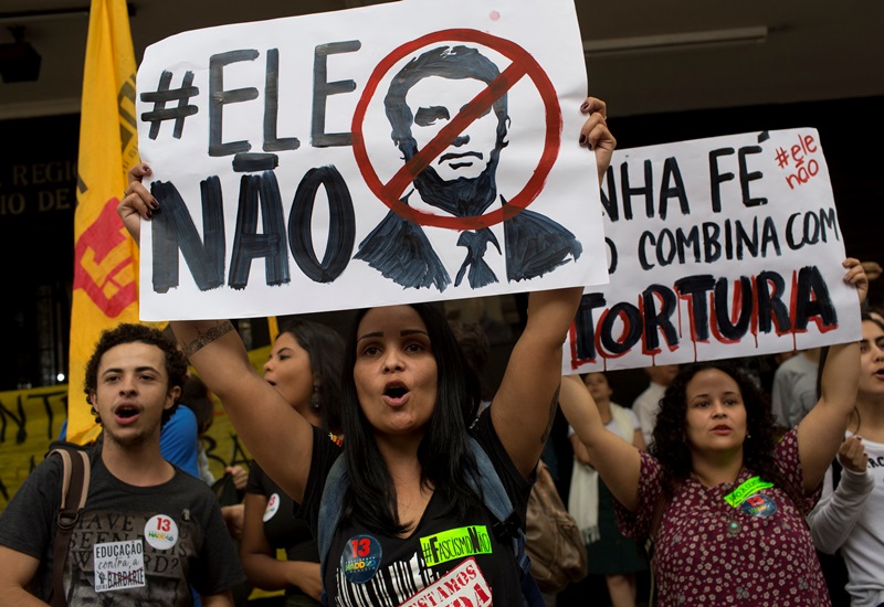 Βραζιλία: Μειώθηκε το προβάδισμα του ακροδεξιού υποψηφίου Μπολσονάρου