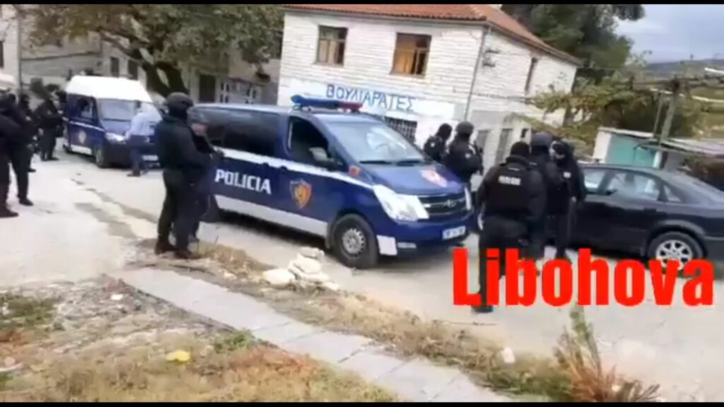 Επεισόδιο στην Αλβανία: Ομογενής ύψωσε την ελληνική σημαία – Την κατέβασαν και άρχισε να πυροβολεί (Video – Photo)