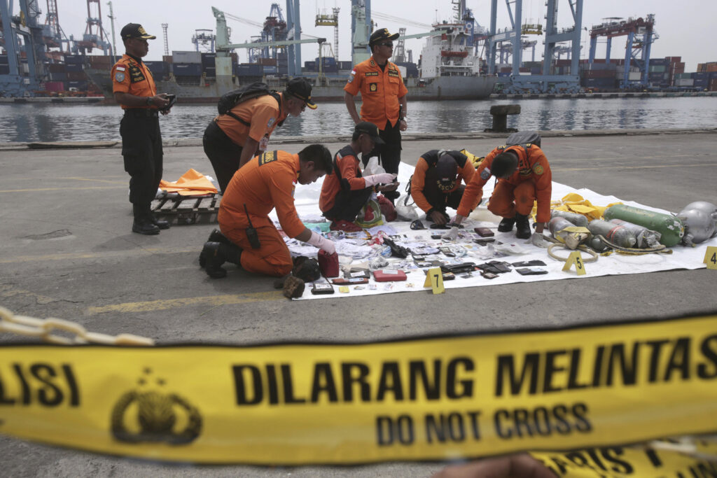 Συντριβή αεροσκάφους στην Ινδονησία: Στόχος των αρχών να βρουν τα μαύρα κουτιά