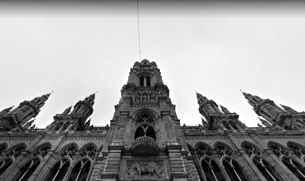 «Άναψε» η συζήτηση για «το μπαλκόνι του Χίτλερ» στο δημαρχείο της Βιέννης (Photos)