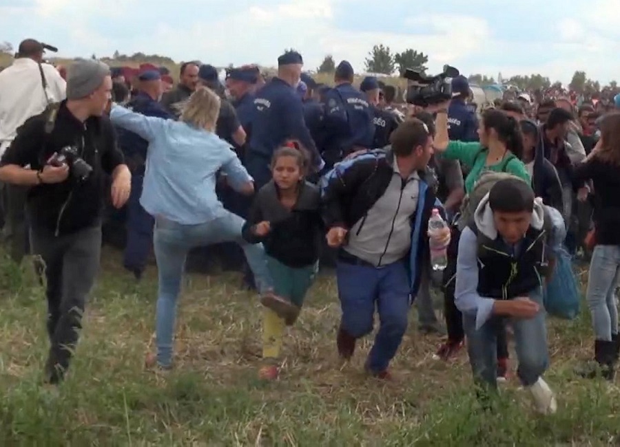 Απόφαση-σκάνδαλο στην Ουγγαρία: Απαλλάχθηκε η δημοσιογράφος που είχε κλωτσήσει πρόσφυγες (Video)