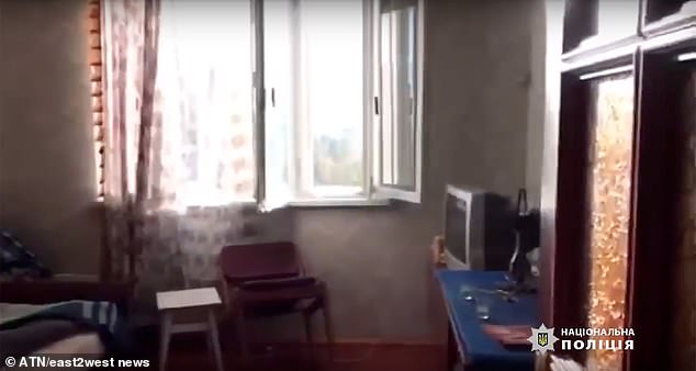 Απίστευτη ιστορία φρίκης: Πατέρας και γιός έφαγαν αστυνομικό – Κράτησαν το κεφάλι του στο… μπαλκόνι (Video)