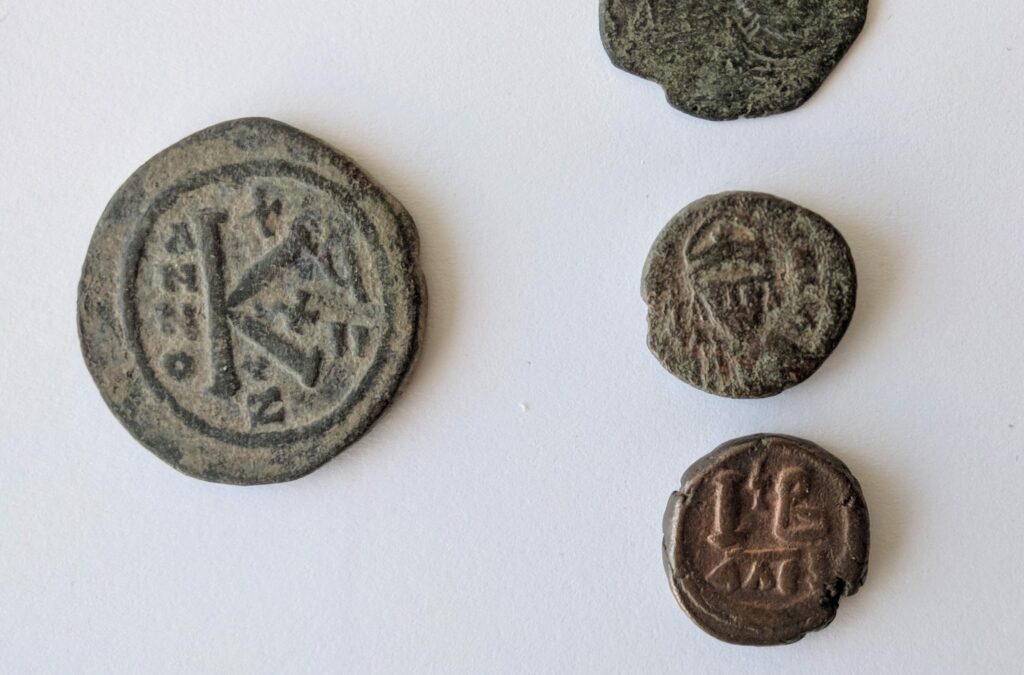 Ανδρόγυνο πουλούσε αρχαία νομίσματα μέσω διαδικτύου (Photos)