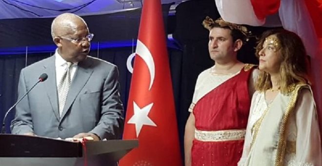 Ο Τσαβούσογλου «απέλυσε» την Τουρκάλα πρέσβειρα που ντύθηκε… «Ωραία Ελένη» (Photos)