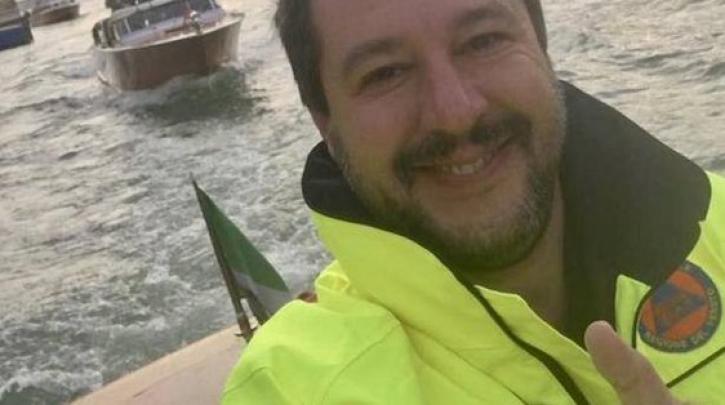 Ο Σαλβίνι πάει να επισκεφτεί πλημμυροπαθείς και βγάζει… χαμογελαστός selfie!