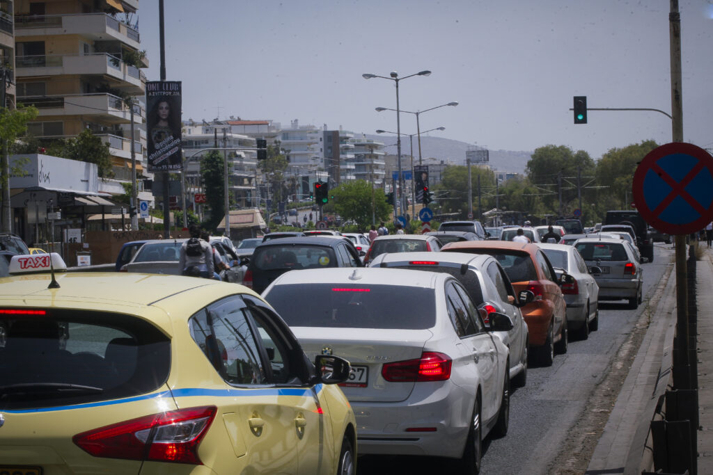 Κυκλοφοριακό χάος: Έκλεισε η Βασ. Κων/νου στο Παναθηναϊκό Στάδιο από λάδια στο δρόμο