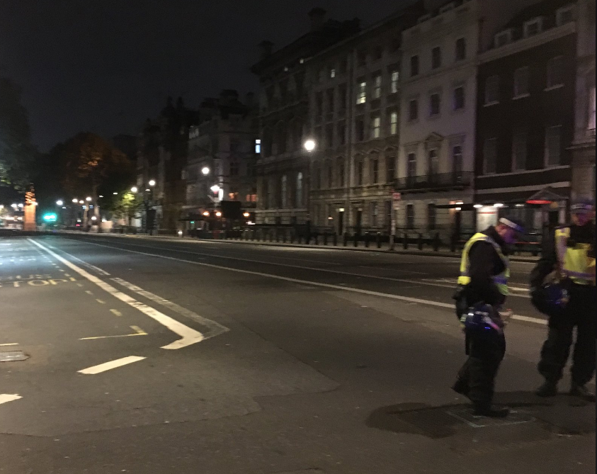 Συναγερμός στο Λονδίνο: Βρέθηκε «ύποπτο» δέμα κοντά στο Κοινοβούλιο