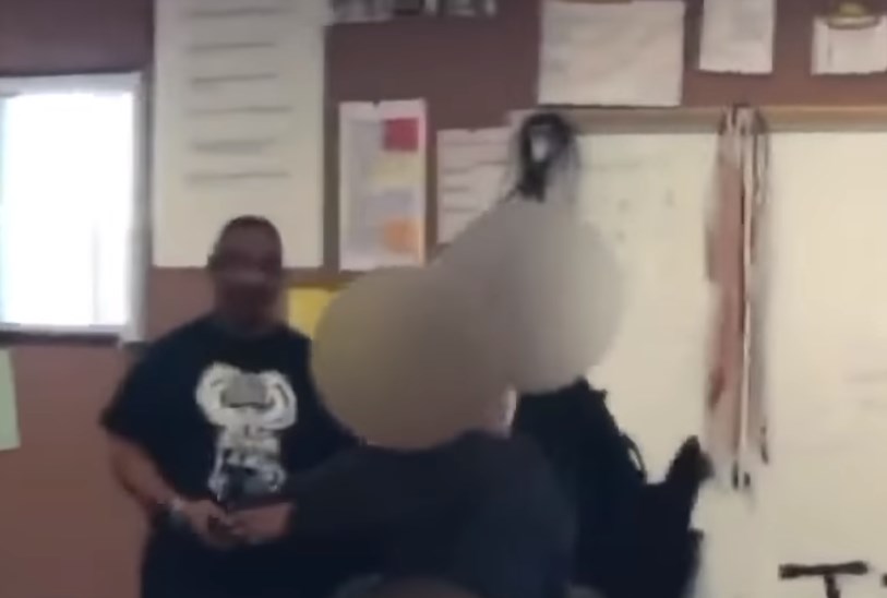 ΗΠΑ: Καθηγητής απάντησε με μπουνιές σε ρατσιστικά σχόλια και βρισιές από μαθητή του (Video)