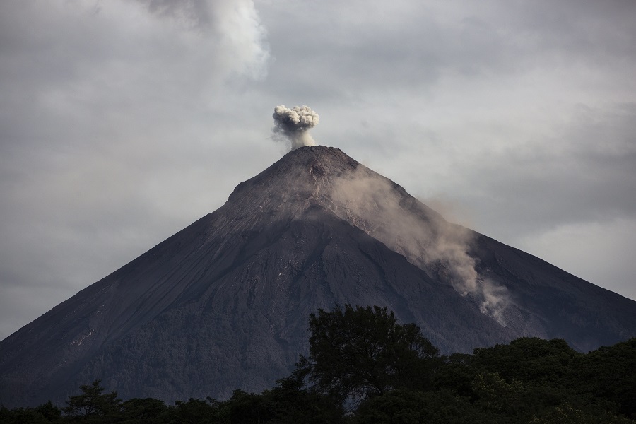 Ενεργοποιήθηκε ξανά το ηφαίστειο Ελ Φουέγο – Τον Ιούνιο είχε σκοτώσει 190 ανθρώπους