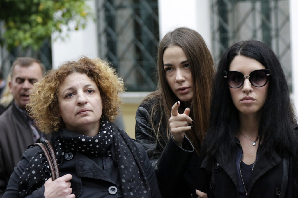 Υπόθεση Ζέμπερη: «Σφαγή» ανάμεσα στην οικογένεια της 33χρονης και τον παπά του νεκροταφείου