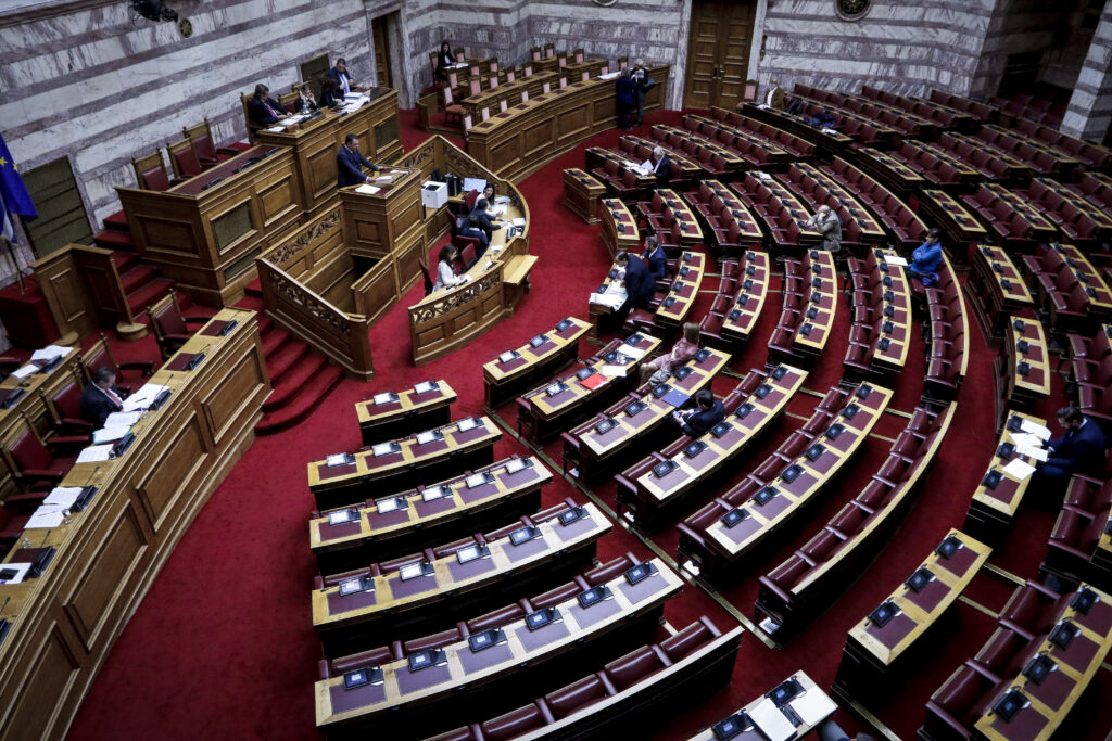 Στη Βουλή η τροπολογία για την 50% επιδότηση ασφαλιστικών εισφορών εργαζομένων έως 25 ετών