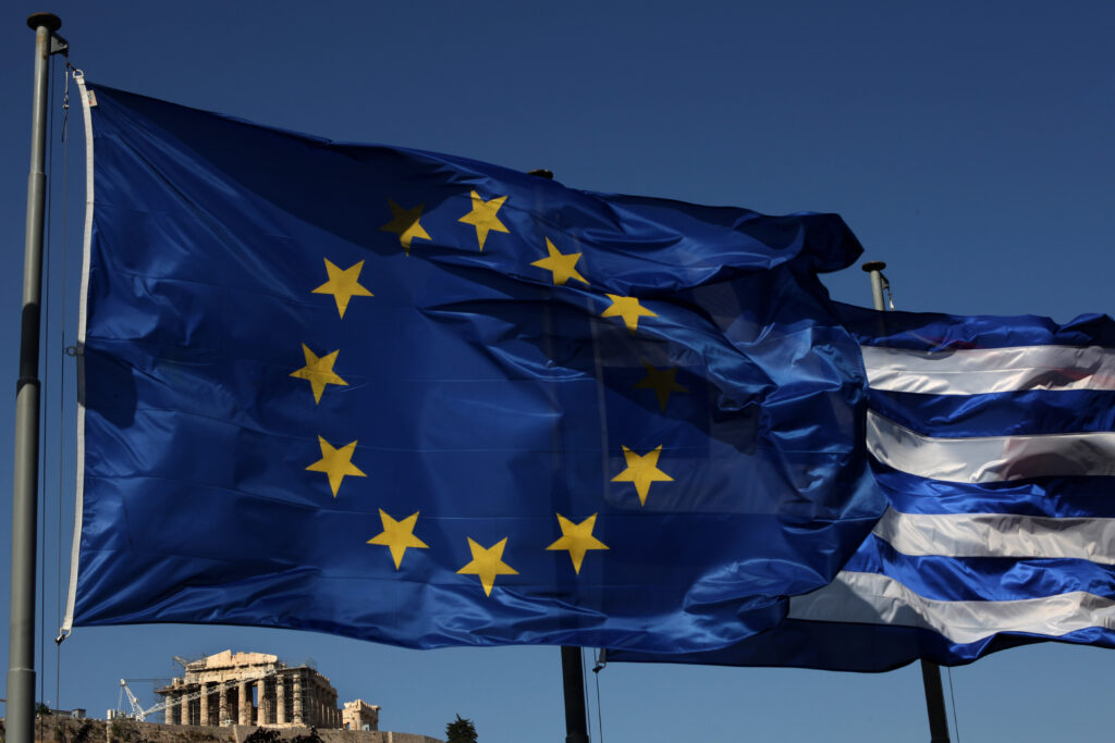 Κομισιόν: Ανεβάζει τις εκτιμήσεις της για την πορεία της ελληνικής οικονομίας