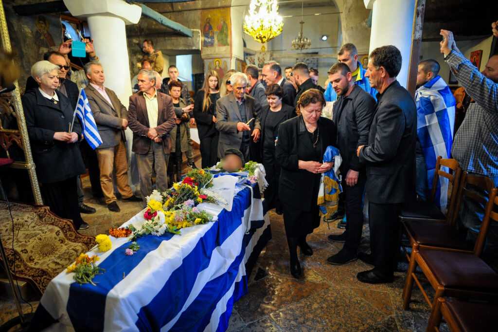 Σημαίες, συνθήματα και “Χριστός Ανέστη” στην κηδεία του Κωνσταντίνου Κατσίφα (Videos – Photos)