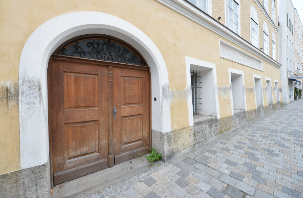 Αυστρία: Το σπίτι που γεννήθηκε ο Χίτλερ και οι απαιτήσεις της ιδιοκτήτριας (Photos)
