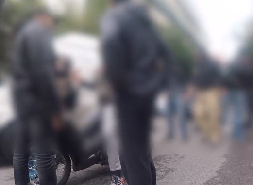 Η στιγμή που μέλη του Ρουβίκωνα ζητούν τα στοιχεία αστυνομικών που παρακολουθούσαν μέλος της οργάνωσης (Video)