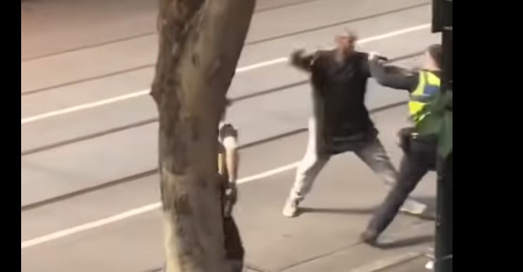 Αυστραλία: Η στιγμή της επίθεσης με μαχαίρι και ο πυροβολισμός του δράστη – Πληροφορίες για θύματα πολίτες (Video)