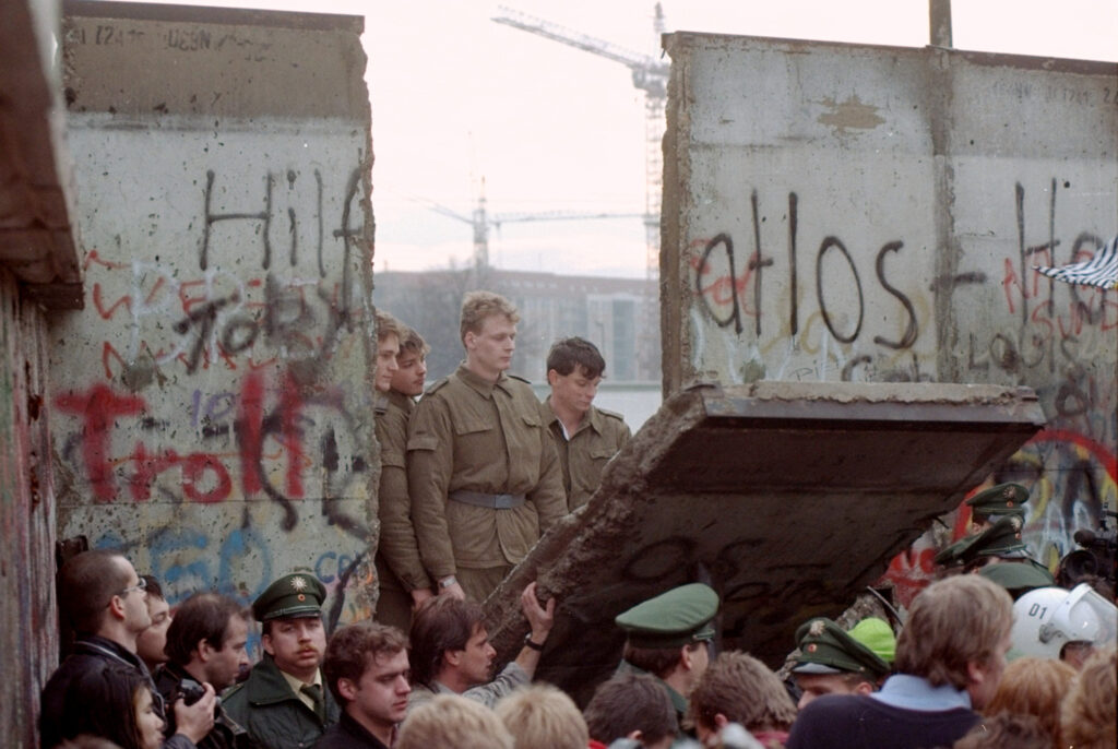 Σαν σήμερα έπεσε το τείχος του Βερολίνου (Photos)