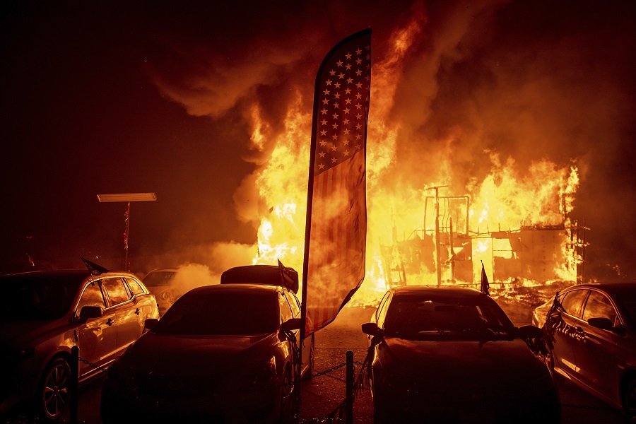 «Κόλαση φωτιάς» στην Καλιφόρνια: Τουλάχιστον 5 νεκροί – Χιλιάδες άνθρωποι εγκατέλειψαν τα σπίτια τους (Photos)