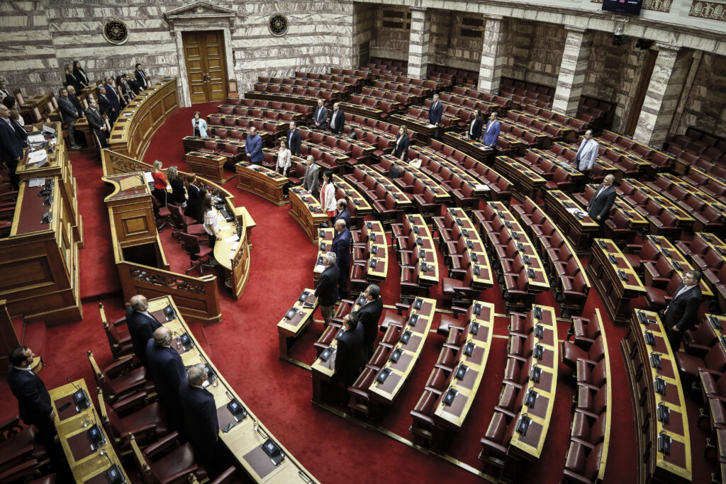 Υψηλοί τόνοι και ακροδεξιές κορώνες στη Βουλή: «Ελλάς, Ελλήνων Χριστιανών» ή κράτος θρησκευτικά ουδέτερο (Video)