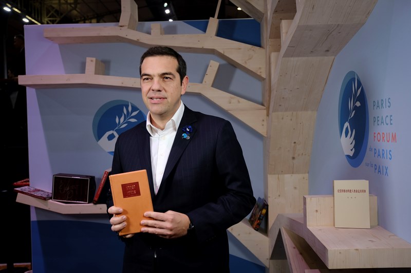 Παρίσι: Την «Ειρήνη» του Αριστοφάνη κατέθεσε ο Αλέξης Τσίπρας στη «Βιβλιοθήκη της Ειρήνης»
