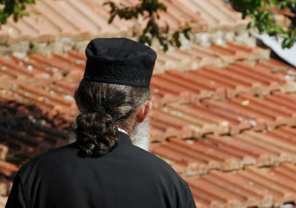 Μαινόμενος ιερέας… δάγκωσε αστυνομικό!