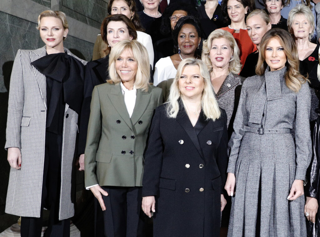 Κομψές εμφανίσεις στο Παρίσι: Οι κυρίες των ηγετών