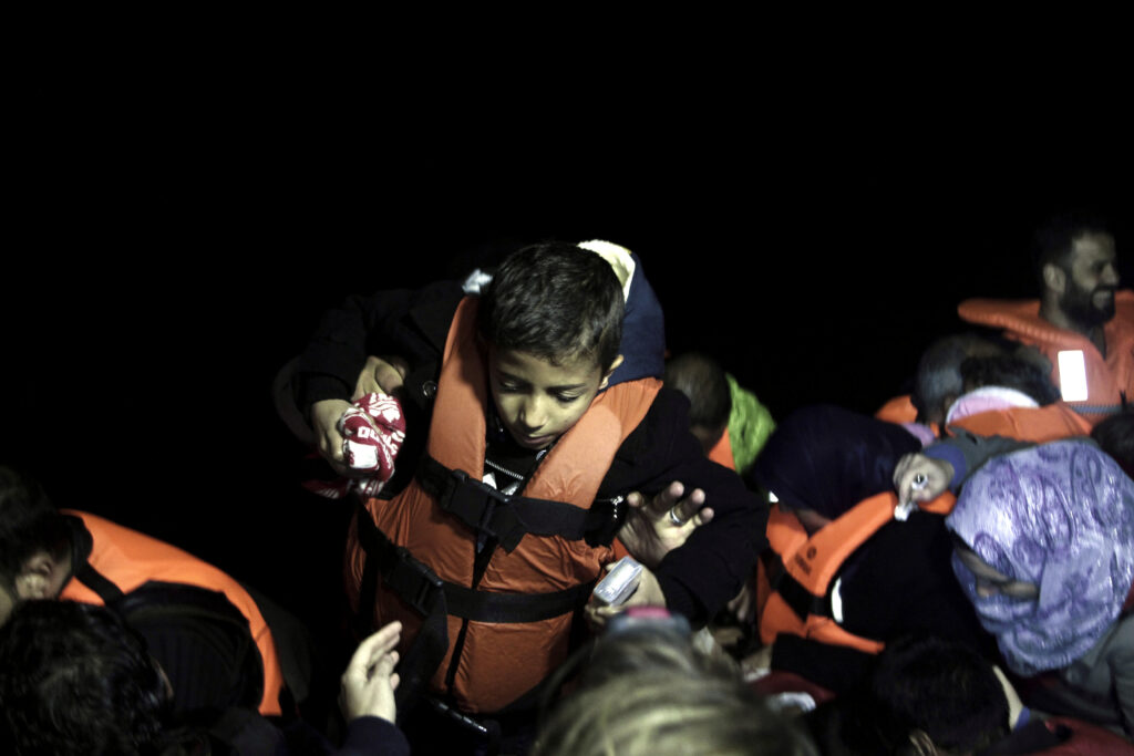 Πέντε νεκροί ανάμεσά τους τρία παιδιά σε ναυάγιο με πρόσφυγες ανοιχτά της Τουρκίας