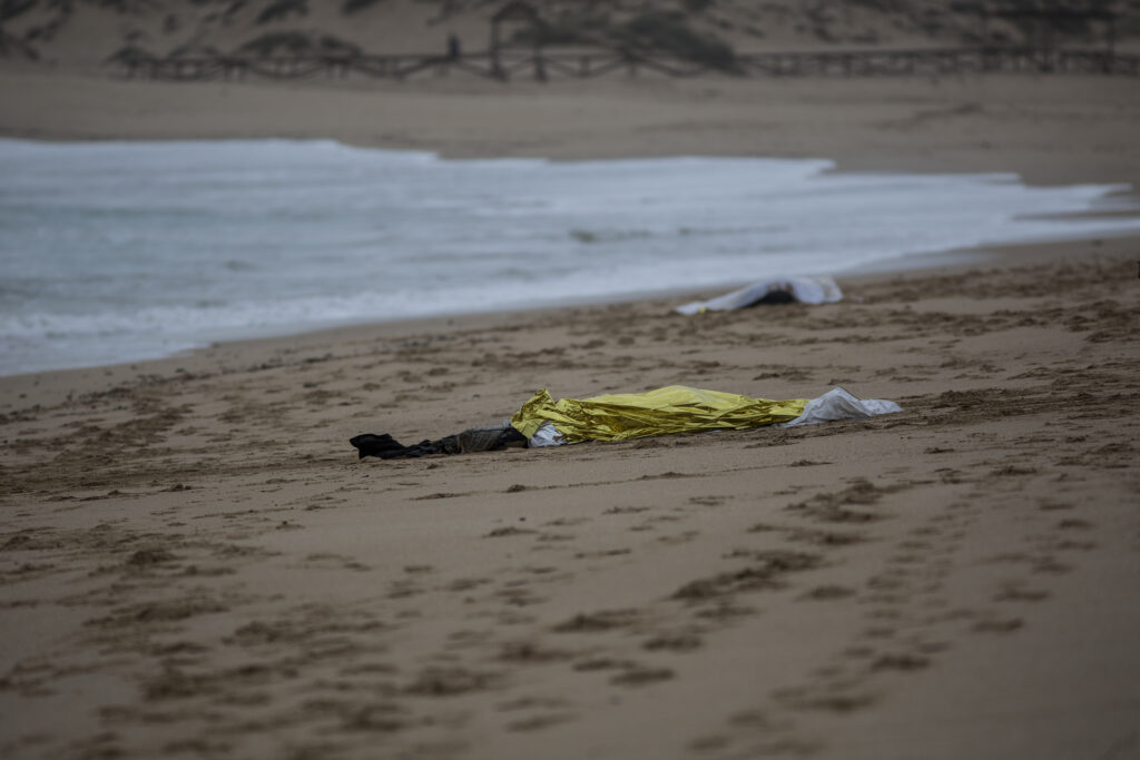 Στους 18 οι νεκροί μετά το ναυάγιο με πρόσφυγες στην Ισπανία (Photos)