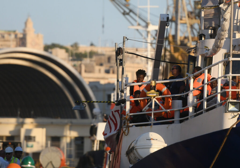 Aρνούνται να αποβιβαστούν στο λιμάνι της Μισράτας οι μετανάστες που διασώθηκαν ανοικτά των λιβυκών ακτών