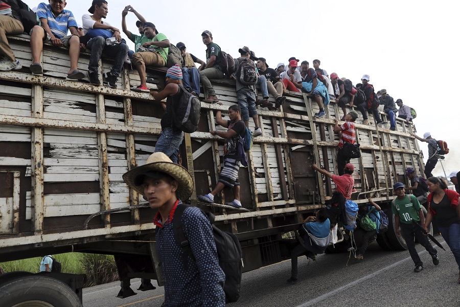 Έφτασαν οι πρώτες μετανάστες από το καραβάνι στα σύνορα ΗΠΑ-Μεξικού