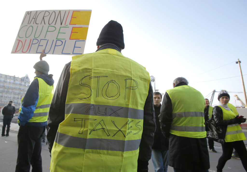 Νεκρή διαδηλώτρια μετά από ατύχημα στη Γαλλία (Photos)