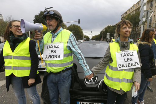 Γαλλία: 250.000 διαδηλωτές των «Κίτρινων γιλέκων» κατά αύξησης φόρων στα καύσιμα (Photos+Video)