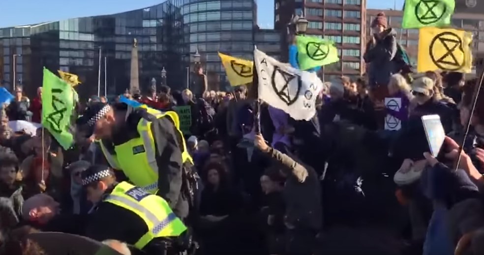 Διαδηλωτές για το περιβάλλον απέκλεισαν πέντε γέφυρες στο κεντρικό Λονδίνο (Video)