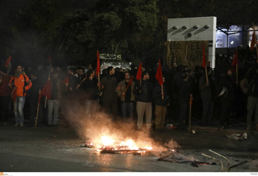 Μαζικές πορείες για το Πολυτεχνείο αλλά και επεισόδια σε Θεσσαλονίκη και Πάτρα (Photos+Videos)