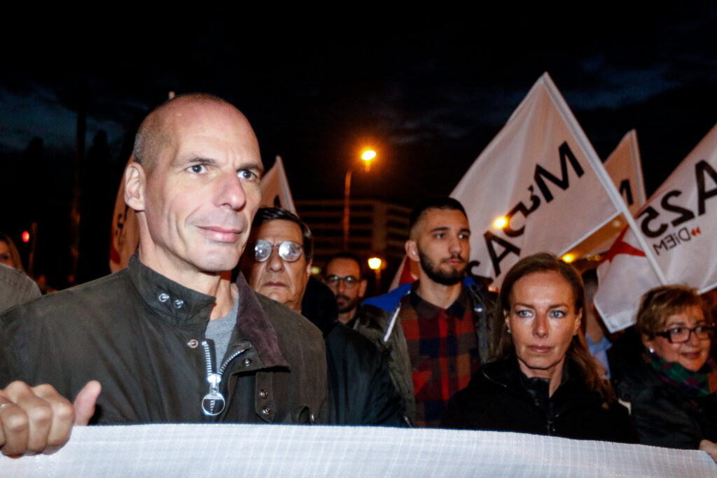 Γιάνης Βαρουφάκης και Δανάη Στράτου κρατώντας το πανό του ΜΕΡΑ25 στην πορεία του Πολυτεχνείου (Photos)