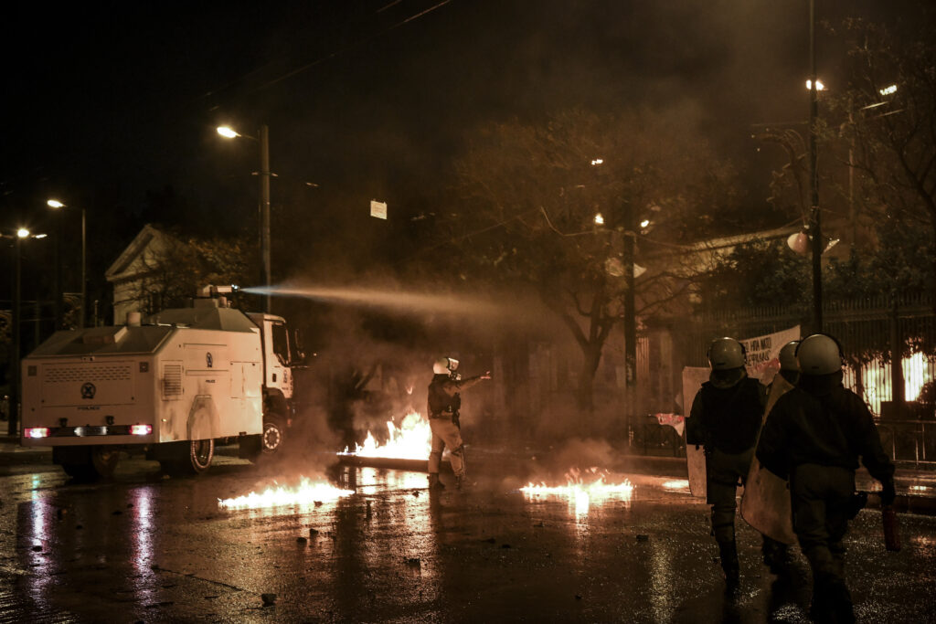 Σκηνικό επεισοδίων και έντασης γύρω από το Πολυτεχνείο μετά την πορεία (Photos+Video)